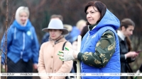 Кочанова во время посадки яблоневого сада в честь 80-летия Победы: мы отмечаем этот праздник с особым трепетом