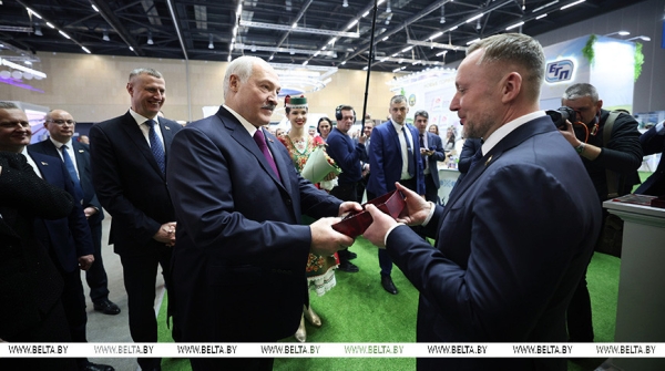 Автомобиль, мороженое и "Любимая Аленка". Лукашенко вручил символы Государственного знака качества