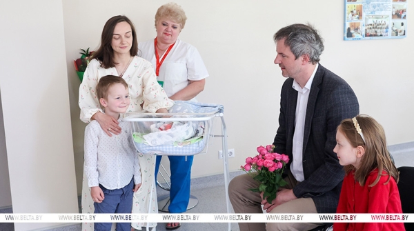 "Бацькава кашуля" для третьего ребенка. Трогательный проект для многодетных семей стартовал в Беларуси